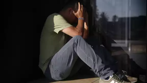 Aconseja pedir ayuda a profesionales de salud mental y a personas de confianza Aconseja pedir ayuda a profesionales de salud mental y a personas de confianza