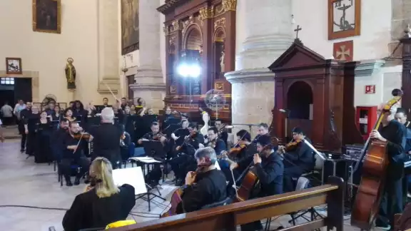 La ceremonia eucarística es presidida por el arzobispo de Yucatán