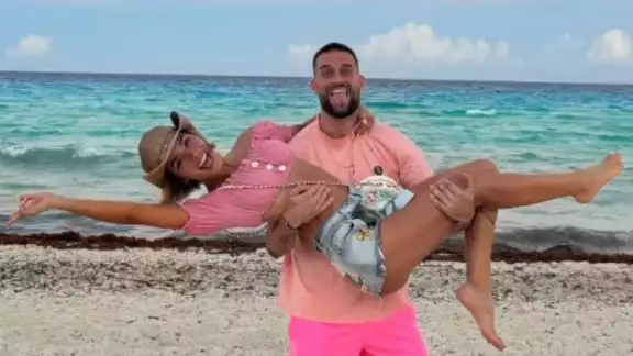 Clovis Nienow le pidió a Aleska Génesis que sea su novia en las playas de Cancún