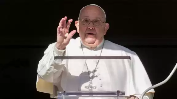El Papa Francisco permanecerá hospitalizado
