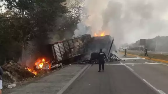 También arribaron bomberos de la misma corporación, quienes se dedicaron a combatir el incendio También arribaron bomberos de la misma corporación, quienes se dedicaron a combatir el incendio
