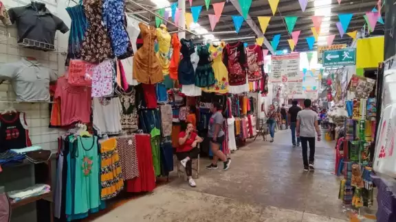 Aseguran los vendedores que sus precios son mejores que los que vienen de visita
