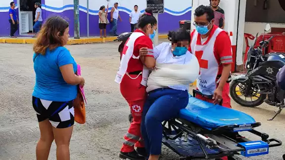 Sin embargo, derrapó y cayó sobre su costado derecho Sin embargo, derrapó y cayó sobre su costado derecho