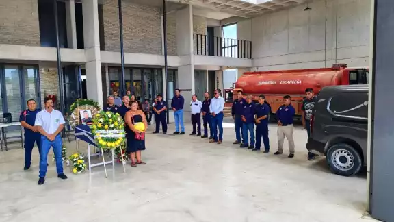 Compañeros del ahora fallecido acompañaron a la familia al entierro