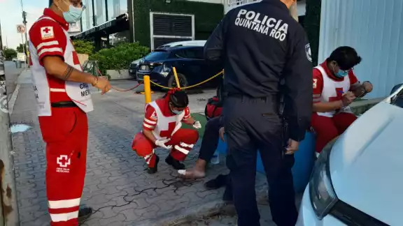 El conductor no coloca las intermitentes y el motociclista que venía detrás no tiene tiempo de frenar El conductor no coloca las intermitentes y el motociclista que venía detrás no tiene tiempo de frenar