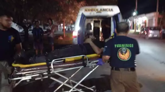 Al parecer, el hombre necesitará una cirugía en la pierna. Al parecer, el hombre necesitará una cirugía en la pierna.