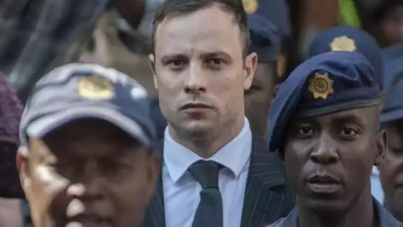 El ex atleta paralímpico Oscar Pistorius abandonó este viernes la cárcel y concluirá su condena en libertad condicional por el asesinato de su novia Reeva Steenkamp, en 2013 El ex atleta paralímpico Oscar Pistorius abandonó este viernes la cárcel y concluirá su condena en libertad condicional por el asesinato de su novia Reeva Steenkamp, en 2013