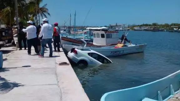 El auto resultó con aparatosos daños materiales