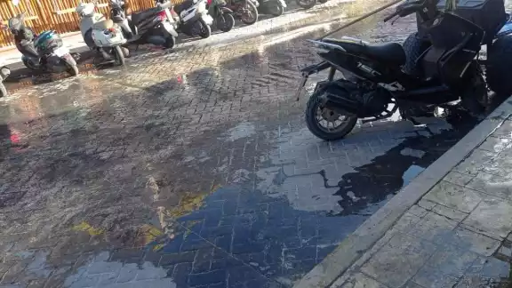 En pleno Centro Histórico, los desagües se esparcen por la calle, inundando la zona de olores pestilentes y poniendo en riesgo la salud de las personas. En pleno Centro Histórico, los desagües se esparcen por la calle, inundando la zona de olores pestilentes y poniendo en riesgo la salud de las personas.
