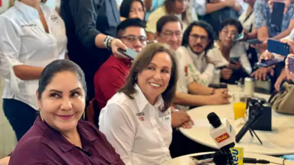 Fue recibida entre gritos de los comensales, reprochando que ella no es de Veracruz