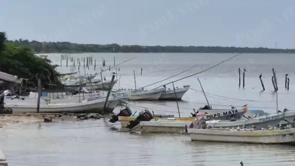Las actividades pesqueras en el puerto de Champotón se mantienen semiparalizadas por el mal estado del mar.