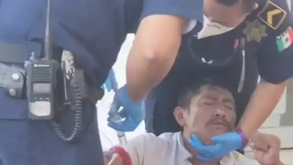Paramédicos de la Secretaría de Seguridad Pública atendieron al hombre en las puertas del hospital