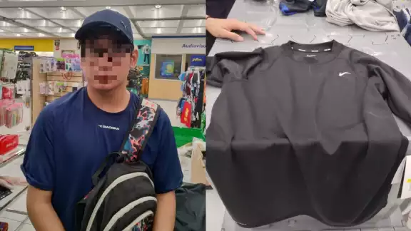 El joven se había guardado playeras de diferentes marcas en su ropa El joven se había guardado playeras de diferentes marcas en su ropa