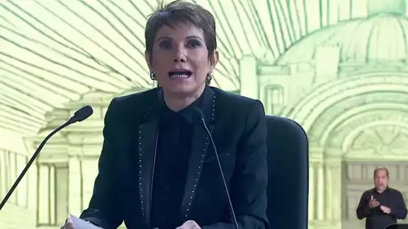 La moderadora se volvió tendencia en redes sociales La moderadora se volvió tendencia en redes sociales