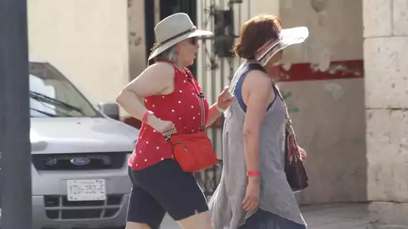 Agregó que las olas de calor, que son temperaturas extremas, han persistido en la Península durante 4 o más días Agregó que las olas de calor, que son temperaturas extremas, han persistido en la Península durante 4 o más días