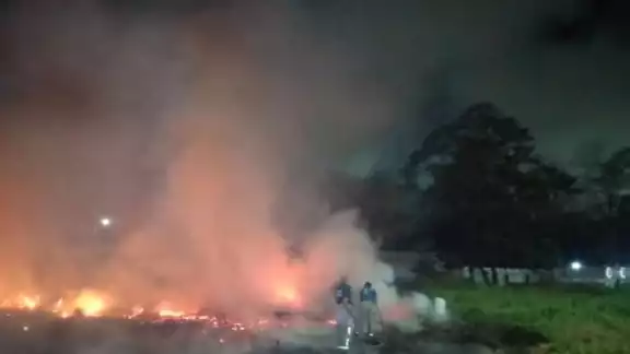 Los bomberos acudieron para acabar con el siniestro