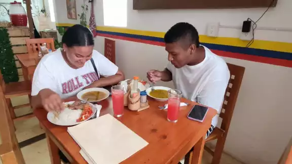 Personas de otras naciones se han arriesgado a vender comida de sus países de origen, pero se les complica conseguir los productos.