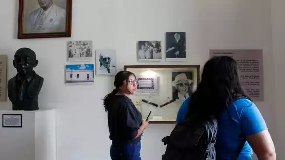 También hoy y a la misma hora, el maestro Alberto Arceo ofrecerá una charla y una visita guiada sin costo También hoy y a la misma hora, el maestro Alberto Arceo ofrecerá una charla y una visita guiada sin costo