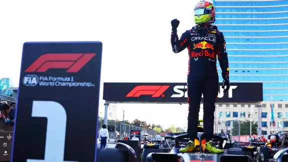 Con tan sólo 2.137 segundos de diferencia, el mexicano se impuso a su compañero de fórmula Max Verstappen. Con tan sólo 2.137 segundos de diferencia, el mexicano se impuso a su compañero de fórmula Max Verstappen.