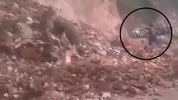 Esta mujer dijo ser bruja e intentó detener un deslave en esta montaña Esta mujer dijo ser bruja e intentó detener un deslave en esta montaña
