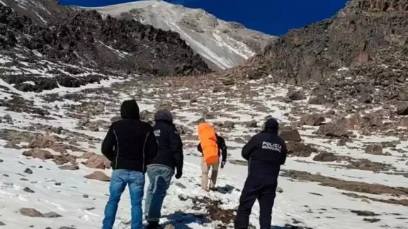 Rescatistas localizaron otra pista que podría ayudar a localizar al último alpinista jalisciense que se encuentra perdido en el Pico de Orizaba Rescatistas localizaron otra pista que podría ayudar a localizar al último alpinista jalisciense que se encuentra perdido en el Pico de Orizaba