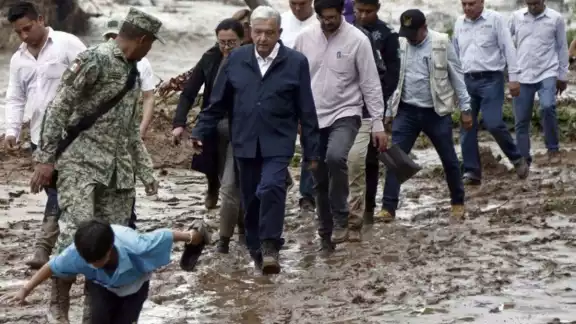 El presidente Andrés Manuel López Obrador visitó la tarde del miércoles, la zona afectada por el Huracán Otis
