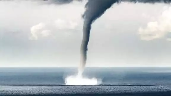 La tromba marina se formó debido a las probables lluvias en Quintana Roo