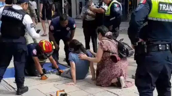 La turista no podía sacar la pierna, por lo que estuvo ahí acompañada por más de media hora y fue necesario que los bomberos utilizaran un cincel La turista no podía sacar la pierna, por lo que estuvo ahí acompañada por más de media hora y fue necesario que los bomberos utilizaran un cincel