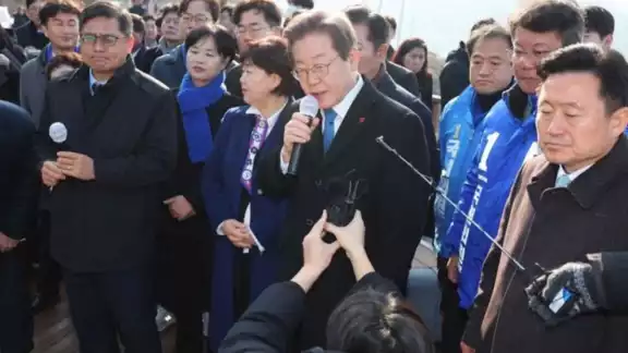 El líder del Partido Demócratico de Corea del Sur se recupera del ataque sufrió cuando un hombre lo acuchilló en el cuello El líder del Partido Demócratico de Corea del Sur se recupera del ataque sufrió cuando un hombre lo acuchilló en el cuello