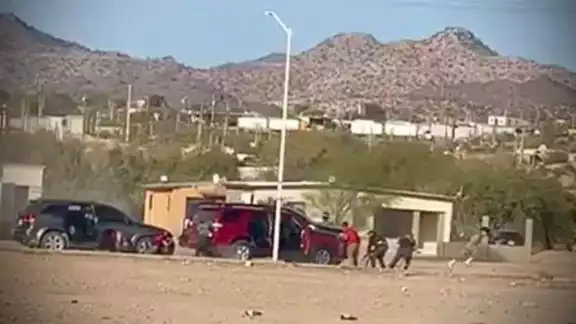 Usuarios de redes sociales compartieron los intensos enfrentamientos ocurridos en Sonoyta, Sonora, entre un grupo delictivo y fuerzas federales Usuarios de redes sociales compartieron los intensos enfrentamientos ocurridos en Sonoyta, Sonora, entre un grupo delictivo y fuerzas federales