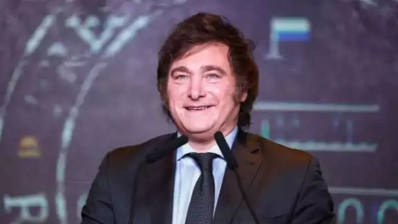 Javier Milei recibió un rosario que le envió el Papa Francisco