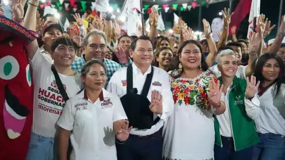 Alba Cristina Cob Cortés junto a Joaquín Díaz Mena, candidato a gobernador de Yucatán Alba Cristina Cob Cortés junto a Joaquín Díaz Mena, candidato a gobernador de Yucatán