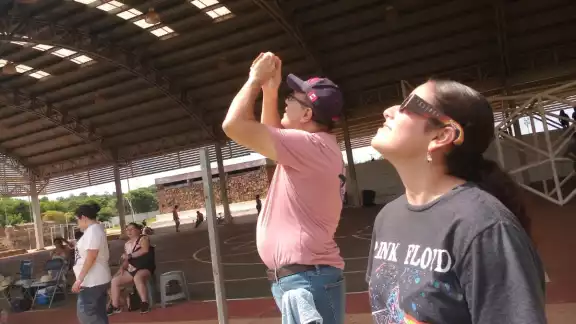 La mayoría de los pobladores dejó lo que hacían para ver el eclipse, qué duró alrededor de dos horas