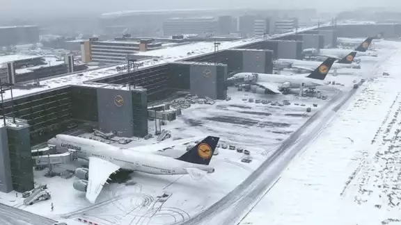 Las fuertes nevadas reistradas en una parte de Alemania han provocado la cacelación de más de 600 vuelos