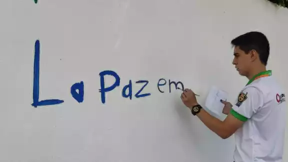 El joven compartió que trabajaba con los colores azules y blancos en su mural