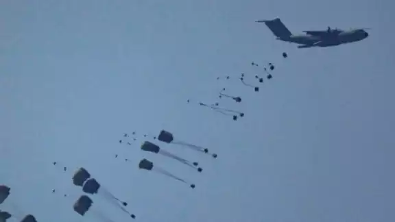 Los paracaídas de ayuda de Estados Unidos no se abrieron, lo que mató a cinco personas, incluidos dos niños, en Gaza Los paracaídas de ayuda de Estados Unidos no se abrieron, lo que mató a cinco personas, incluidos dos niños, en Gaza