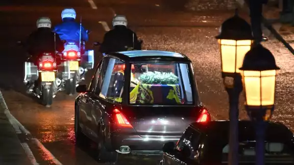 Los restos mortales de Isabel II llegaron este martes al Palació de Buckingham, su residencia oficial en Londres durante siete décadas. Foto: AFP Los restos mortales de Isabel II llegaron este martes al Palació de Buckingham, su residencia oficial en Londres durante siete décadas. Foto: AFP