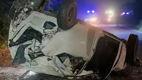 El conductor volcó su unidad en la vía Dzemul-Baca El conductor volcó su unidad en la vía Dzemul-Baca