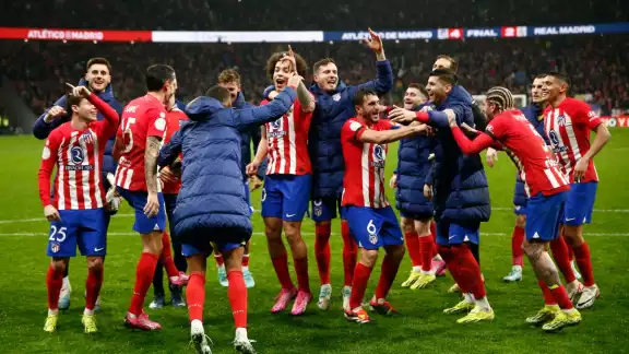 Después de un duelo directo donde a cada gol que anotaban los ‘Colchoneros’, respondía el Madrid, todo se definió en los últimos minutos gracias a las anotaciones de Griezmann y de Riquelme

