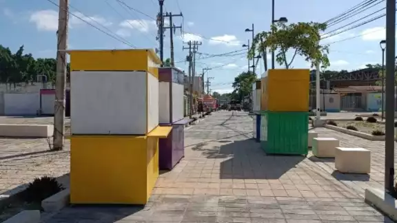 A pesar del reciente desalojo por 'mala imagen' continúan puestos ambulantes en Candelaria A pesar del reciente desalojo por 'mala imagen' continúan puestos ambulantes en Candelaria