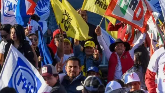 A pesar de los recorridos en zonas populares y su agenda de medios, la gente acepta saludar a los abanderados sólo con gestoría de sus equipos de campaña A pesar de los recorridos en zonas populares y su agenda de medios, la gente acepta saludar a los abanderados sólo con gestoría de sus equipos de campaña