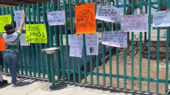 Alumnas se manifestaron contra el Director del Cobach 2 de Chetumal por presuntamente encubrir al agresor Alumnas se manifestaron contra el Director del Cobach 2 de Chetumal por presuntamente encubrir al agresor