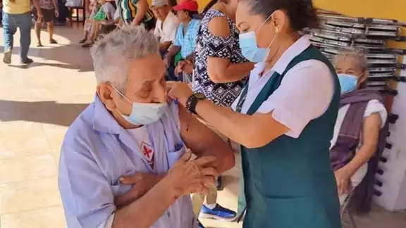 En este mismo lugar también se llevó a cabo la aplicación de la vacuna antinfluenza a embarazadas