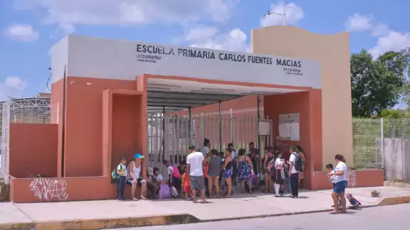 A la entrada de las escuelas, colocaron carteles, donde se les exigía 200 pesos por alumno A la entrada de las escuelas, colocaron carteles, donde se les exigía 200 pesos por alumno