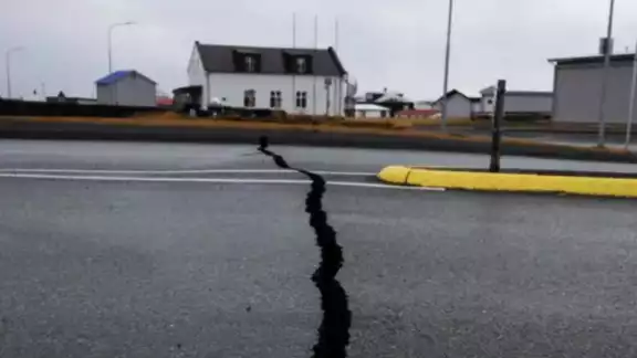 Actualmente, existe una fisura de 15 kilómetros de largo en la ciudad de Grindavik Actualmente, existe una fisura de 15 kilómetros de largo en la ciudad de Grindavik
