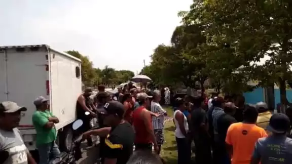 Los habitantes exigieron pagar la deuda con la CFE ya que ellos están al día con sus pagos de agua Los habitantes exigieron pagar la deuda con la CFE ya que ellos están al día con sus pagos de agua