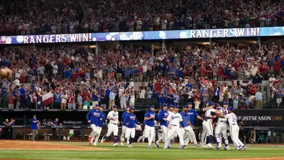 Los Rangers de Texas anotan 5 carreras y se coronan como campeones de la Serie Mundial Los Rangers de Texas anotan 5 carreras y se coronan como campeones de la Serie Mundial
