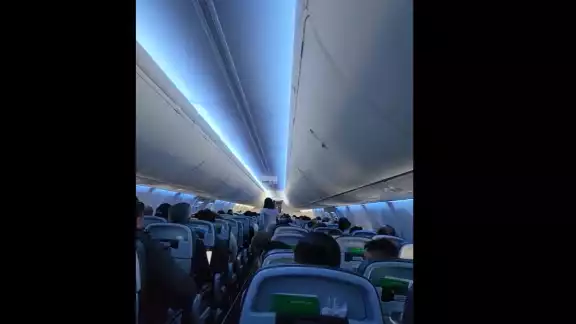 Mujer increpa a AMLO en un vuelo comercial Mujer increpa a AMLO en un vuelo comercial