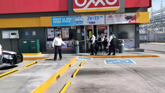 La cajera entregó la cantidad de aproximadamente 830 pesos en efectivo La cajera entregó la cantidad de aproximadamente 830 pesos en efectivo