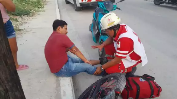 Paramédicos de la Cruz Roja Mexicana auxiliaron al lesionado